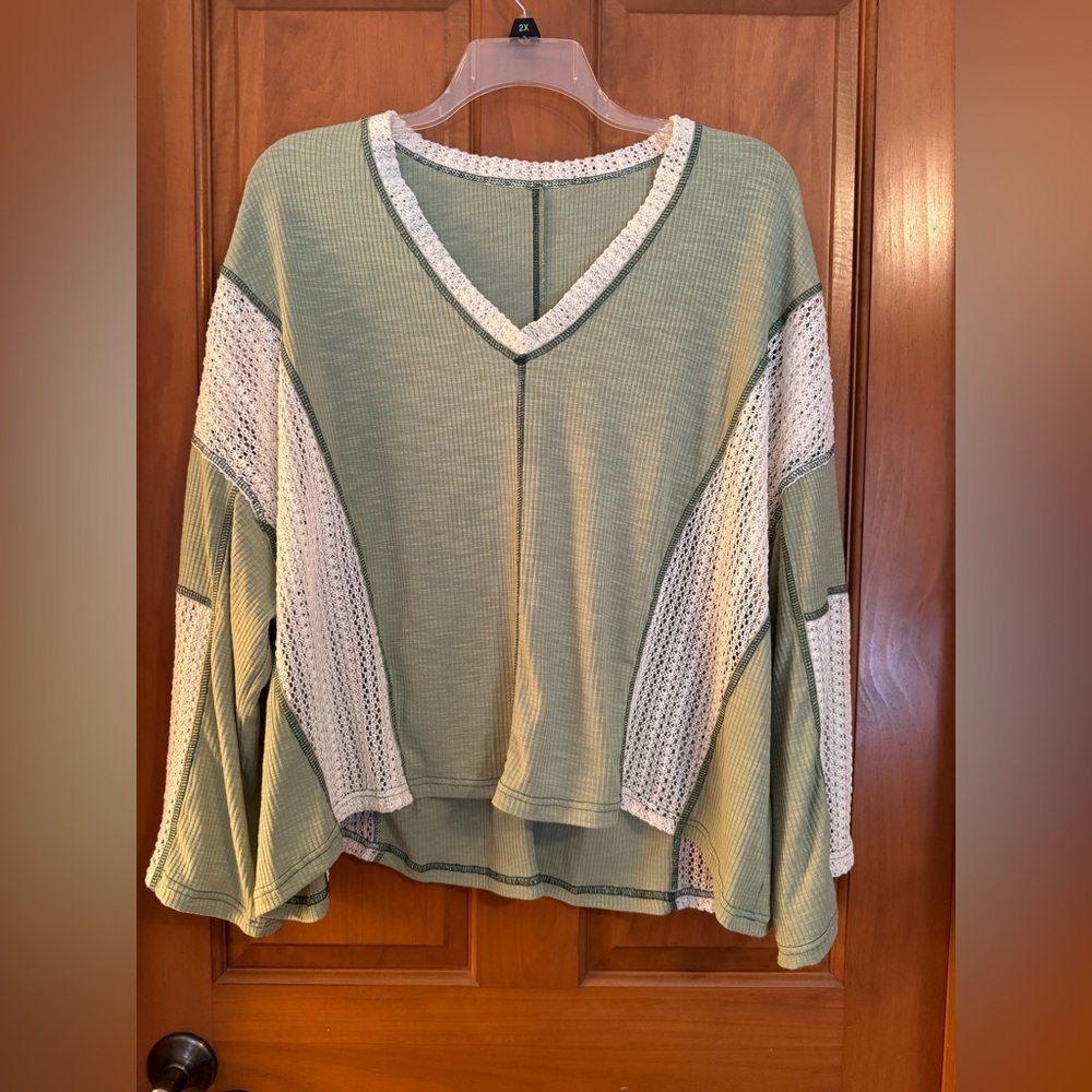 Comfy Green and Off White Ribbed Long Oversized Sleeves